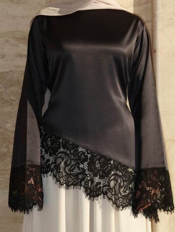 hauts en satin avec finitions dentelle
