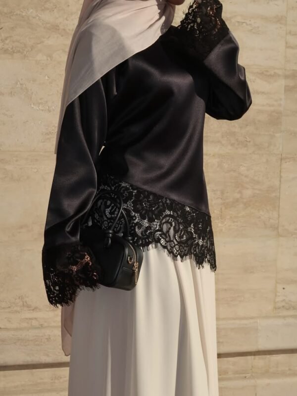 hauts en satin avec finitions dentelle